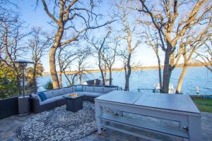 Lakehouse Retreat with Hot Tub