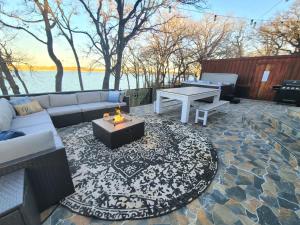 Lakehouse Retreat with Hot Tub