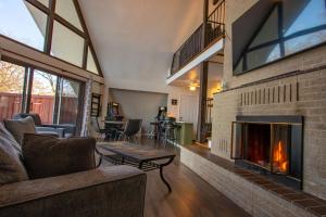 Lakehouse Retreat with Hot Tub