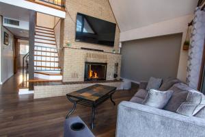 Lakehouse Retreat with Hot Tub