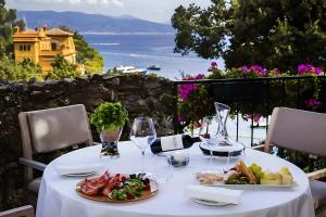 Portofino Deluxe Family Suite - balcony, sea view, private hotel beach img5