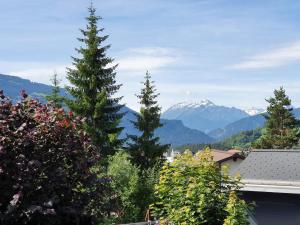 Half chalet with garden & balcony - 2 to Ski bus