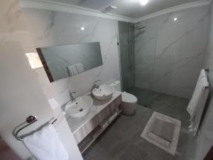 New Spacious & Bright 2BR & 2BA, Pool & Beach Shuttle, WIFI & AC Gold Reef 209