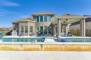 Games, Films and Outdoor Fun Luxe Home in La Marque - لا ماركي