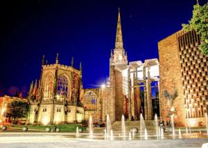 La Maisón, City Centre House, EV Parking, Fast WiFi, Netflix Private Entrance, Garden,