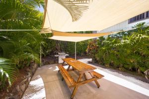 King Palm Ocean views King bed walk to beach Free WIFI parking BBQ