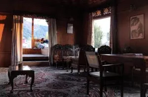 OMAR KHAYYAM HOUSEBOAT RETREAT and FAVELA HEADROOMS - Rainawādi