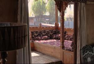 OMAR KHAYYAM HOUSEBOAT Retreat