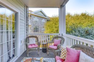 Myrtle Beach Condo with Pool Access, 2 Mi to Ocean!