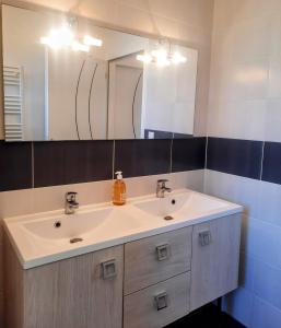 Maisons de vacances Les Merisiers - Maison moderne avec jardin : photos des chambres