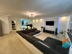 Deluxe Estate - 霍夫多普