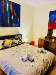 Central Comfort - 4 BDR Apartment, Artfully Designed