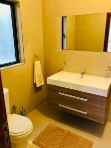 Central Comfort - 4 BDR Apartment, Artfully Designed