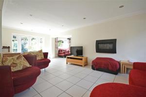 Modern home in historic market town near airport