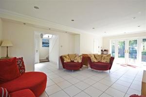 Modern home in historic market town near airport