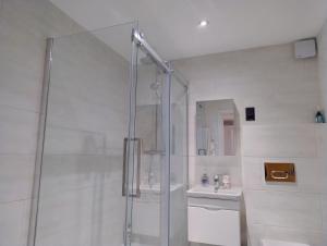 Fantastic location Ensuite luxury Shoreditch Hoxton spitalfields Liverpool st London Bridge city 2 Room only luxury Doubles for 5 guests