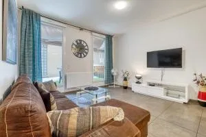 PLUTON - Cozy Central Terrace - 安姆比利