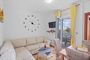 Merys Sunny Pool Apartment - Happy Rentals