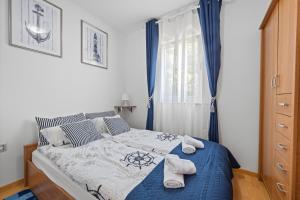 Merys Sunny Pool Apartment - Happy Rentals