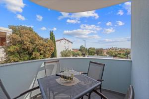 Merys Sunny Pool Apartment - Happy Rentals