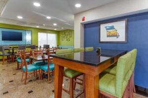 Heritage Inn & Suites St Louis Fenton, Trademark by Wyndham