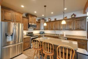 Expansive Group Lake House with Private Hot Tub!