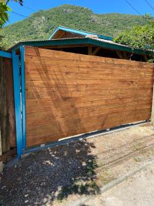 Casa na mata e pé na areia