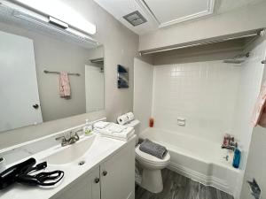 Inviting and Spacious Apartment in Houston Near Kemah Boardwalk and NASA Space Center