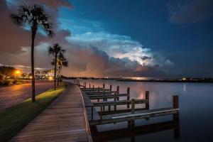 Inviting and Spacious Apartment in Houston Near Kemah Boardwalk and NASA Space Center