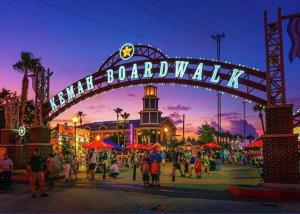 Inviting and Spacious Apartment in Houston Near Kemah Boardwalk and NASA Space Center