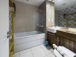 Free Parking Spacious 3 Bedroom Apartment