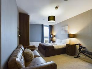 Free Parking Spacious 3 Bedroom Apartment