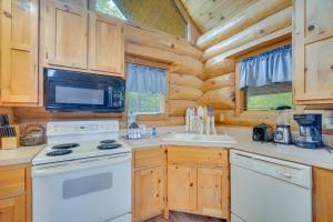 Gatlinburg Cabin with Mtn-View Deck about 11 Mi to Dtwn