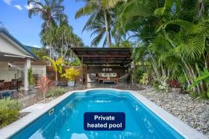 Coconut Blue - Private Heated Pool, Walk to Beach, Restaurants & Shops, Tropical Courtyard Shower - Palm Beach