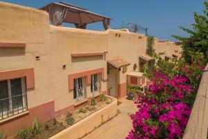 Sea views and hot tub close to beach