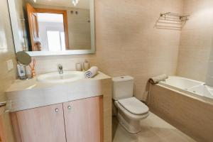 Sea views and hot tub close to beach