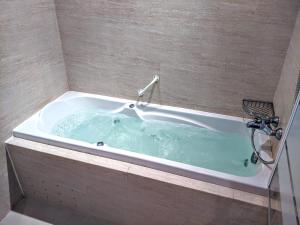 Sea views and hot tub close to beach