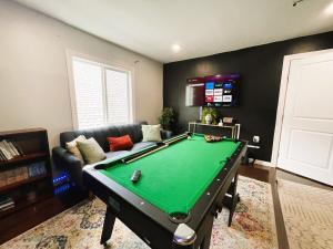 Duplex apt - Dining - 80in Projector - Pool Table