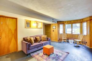 Centrally Located Eugene Apt Less Than Half-Mi to UO!