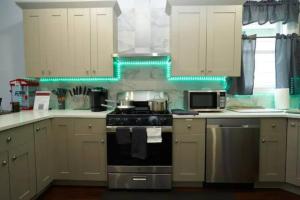 2 Living Rooms - King bd - Deck - BBQ - Airport 15 min