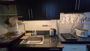 2 to 8 Staycation Tagaytay Albizia, free parking, cooking, pet friendly, wifi, netflix, nearby La Mariposa