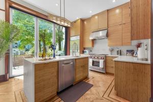 SWJ544FH Huge 6BR 4BA Backyard Access