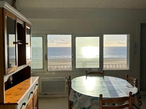 Appartement bord de mer avec balcon et parking - FR-1-652-47