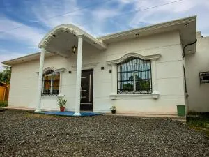 moderna casa en puerto barrios izabal - 利文斯顿