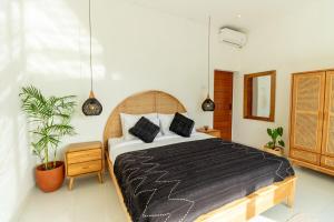 Sunny Island Rustic Villa with Private Pool - 10 minutes to Canggu Central