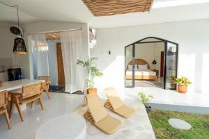 Sunny Island Rustic Villa with Private Pool - 10 minutes to Canggu Central