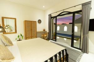 Sunny Island Rustic Villa with Private Pool - 10 minutes to Canggu Central