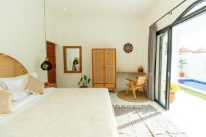 Sunny Island Rustic Villa with Private Pool - 10 minutes to Canggu Central
