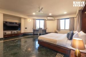 StayVista at Seraphim Peak with Pool & Views