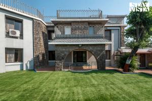 StayVista at Seraphim Peak with Pool & Views